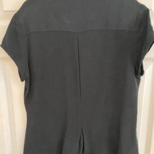 Jones New York 100% silk fitted blouse with short sleeves and button front